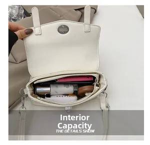 Vista interna de un bolso bandolera blanco de cuero PU con amplio espacio para objetos