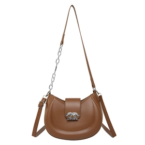 Braune Halbmond-Schultertasche aus Leder mit Metall-Doppelringschnalle und Kettenriemen