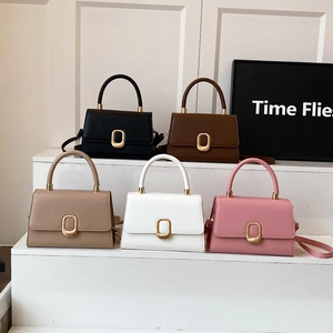Sacs carrés minimalistes en cuir en noir, marron, kaki, blanc et rose avec fermoir doré