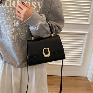 Sac carré bandoulière noir élégant avec boucle dorée et poignée supérieure pour femmes