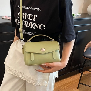 Bolso bandolera minimalista de cuero verde claro con asa y correa para mujer estilo moderno
