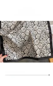 Dettaglio del foulard in seta con stampe di camelia e cuciture sui bordi di alta qualità