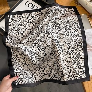 Elegante foulard in seta con motivo a rose nere e bordo spesso per la moda autunnale