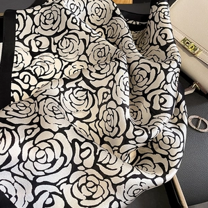 Elegante sciarpa in seta con stampa camelia bianca e nera su tessuto satinato