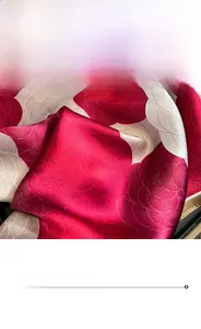 Vue macro du bord d'un foulard en soie avec coutures fines et motifs ondulés