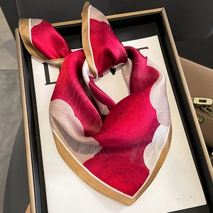 Carré de soie élégant rouge foncé à motifs dorés présenté dans un coffret cadeau noir chic