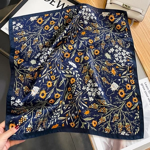Carré en soie bleu marine avec motifs de fleurs et de scarabées, style vintage