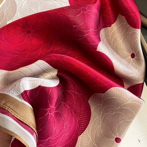 Élégant foulard en soie de mûrier avec motif tourbillon rouge et beige et éclat satiné