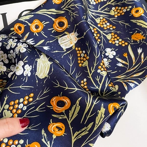 Écharpe élégante en soie bleu foncé vintage avec des motifs floraux orange vifs