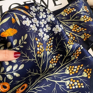 Foulard en soie vintage à fleurs blanches et baies sur fond de satin bleu marine