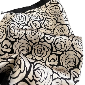 Sciarpa di seta lussuosa color oro champagne con motivi di rose nere da donna