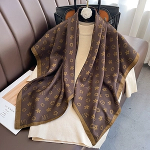 Foulard en soie marron à motif floral vintage et lettres MY sur un pull en maille beige
