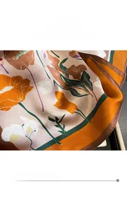 Gros plan détaillé des bords cousus d'un foulard en soie aux motifs floraux vintage