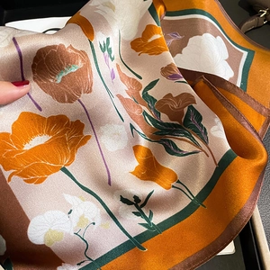 Foulard en soie à imprimé floral orange et violet avec finition satinée élégante