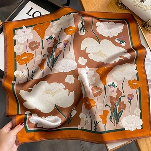 Carré de soie orange élégant avec motifs floraux vintage pour la mode féminine