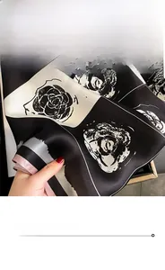 Macro dei dettagli delle cuciture e della stampa floreale su un foulard di seta