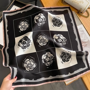 Foulard quadrato in seta con motivo a camelia e design a scacchi bianco e nero