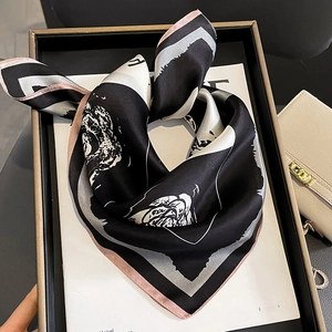 Foulard quadrato in seta con stampa camelia nera, bianca e grigia e bordi rosa