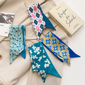 Lot de quatre foulards étroits en soie imprimée sur un blazer beige pour un look élégant