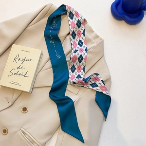 Vue détaillée d'un foulard en soie double face avec motif losanges bleu et imprimé