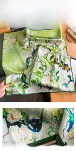 Détail d'un foulard carré en soie avec imprimé roses de Van Gogh et bords cousus