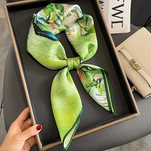 Twilly en soie à imprimé peinture à l'huile verte sur un élégant plateau en cuir