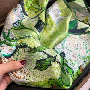 Carré de soie vert artistique avec imprimé floral post-impressionniste sous une lumière douce