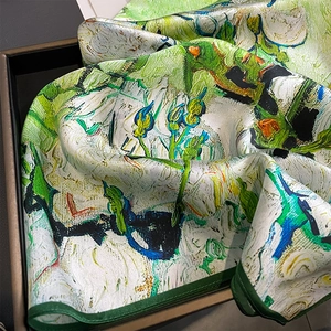 Carré en soie avec imprimé Iris de Van Gogh, texture gaufrée et bordure verte