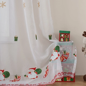 Cortina navideña blanca translúcida con bordados de Papá Noel y motivos festivos