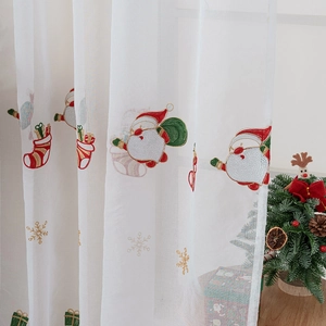 Cortina de Navidad blanca transparente con bordado de Papá Noel y adornos
