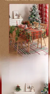 Detailansicht der rot-grünen Weihnachts-Tischdecke mit Karomuster und festlichen Kranzmotiven