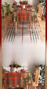 Detailaufnahme der rot-grünen Weihnachtstischdecke mit Karomuster und Sternendekor
