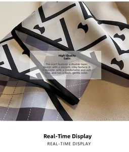 Détail macro du foulard en satin double couche avec motif à carreaux et design géométrique