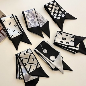 Mise à plat de foulards twilly en soie gris et noirs avec divers motifs géométriques