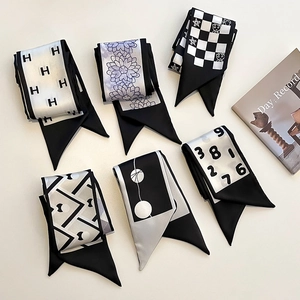 Mise à plat de plusieurs foulards en satin à carreaux avec un magazine de mode