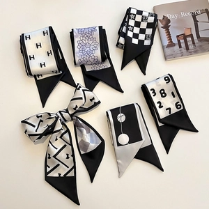 Détails de foulards étroits en soie de style français avec damier et motifs floraux