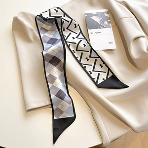Détail du foulard en soie avec carreaux britanniques et motifs géométriques