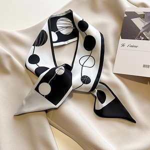 Détail d'un foulard chic en soie à motifs géométriques noir et blanc avec carte Je t'aime