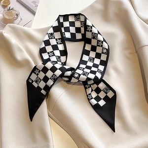 Foulard en soie à damier et graffitis chat noué sur un col de blazer beige