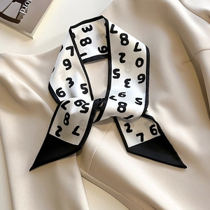 Foulard en soie gris et noir de style français avec chiffres sur un blazer beige