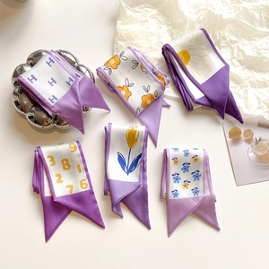 Set di sciarpe in seta lilla con vari motivi floreali e disegni geometrici eleganti