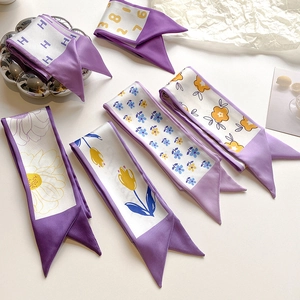 Posa piatta di vari foulard sottili in seta lavanda con stampe floreali e geometriche
