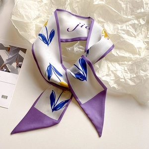 Sciarpa in seta stile francese viola e bianca con fiori per capelli e decorazione