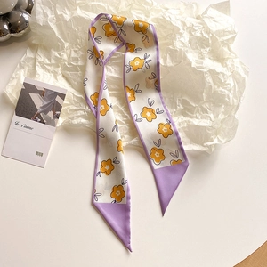 Dettaglio di una sciarpa stretta a fiori stile francese con bordi viola e carta