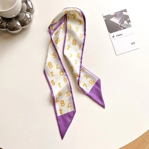 Dettaglio dello scialle sottile in seta stile francese con bordo viola e graffiti