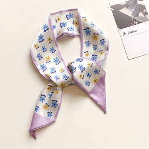Dettaglio di sciarpa in seta floreale francese con bordo lavanda e cartolina vintage posata