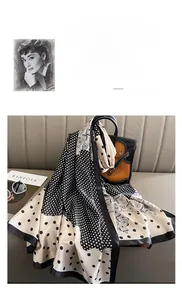 Gros plan d'un foulard en soie à pois rétro drapé sur un sac en cuir avec lumière douce