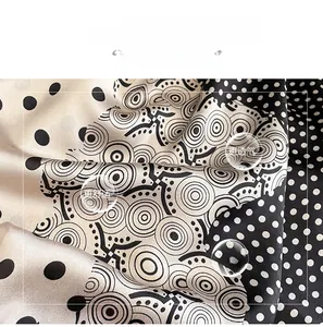 Gros plan sur un tissu en soie synthétique douce avec motifs à pois et texture lisse