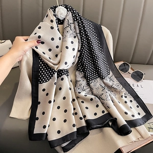 Écharpe longue en soie synthétique à pois et tourbillons sur un pull en maille élégant