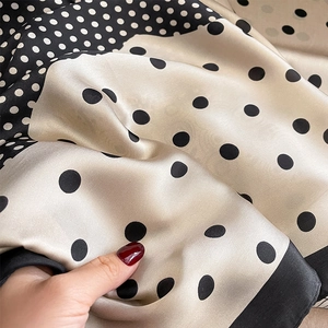 Écharpe élégante en satin de soie à pois avec design patchwork de style français